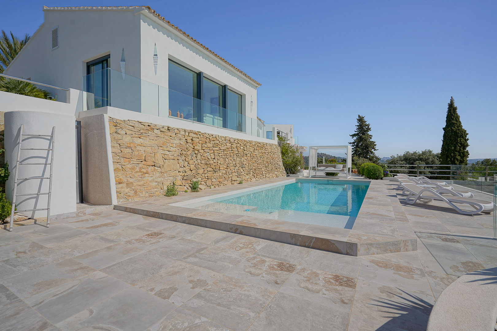 Piscina y terraza