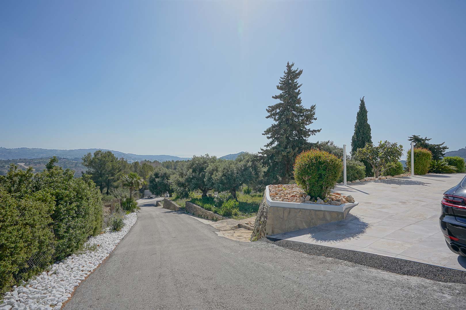Camino de entrada y aparcamiento