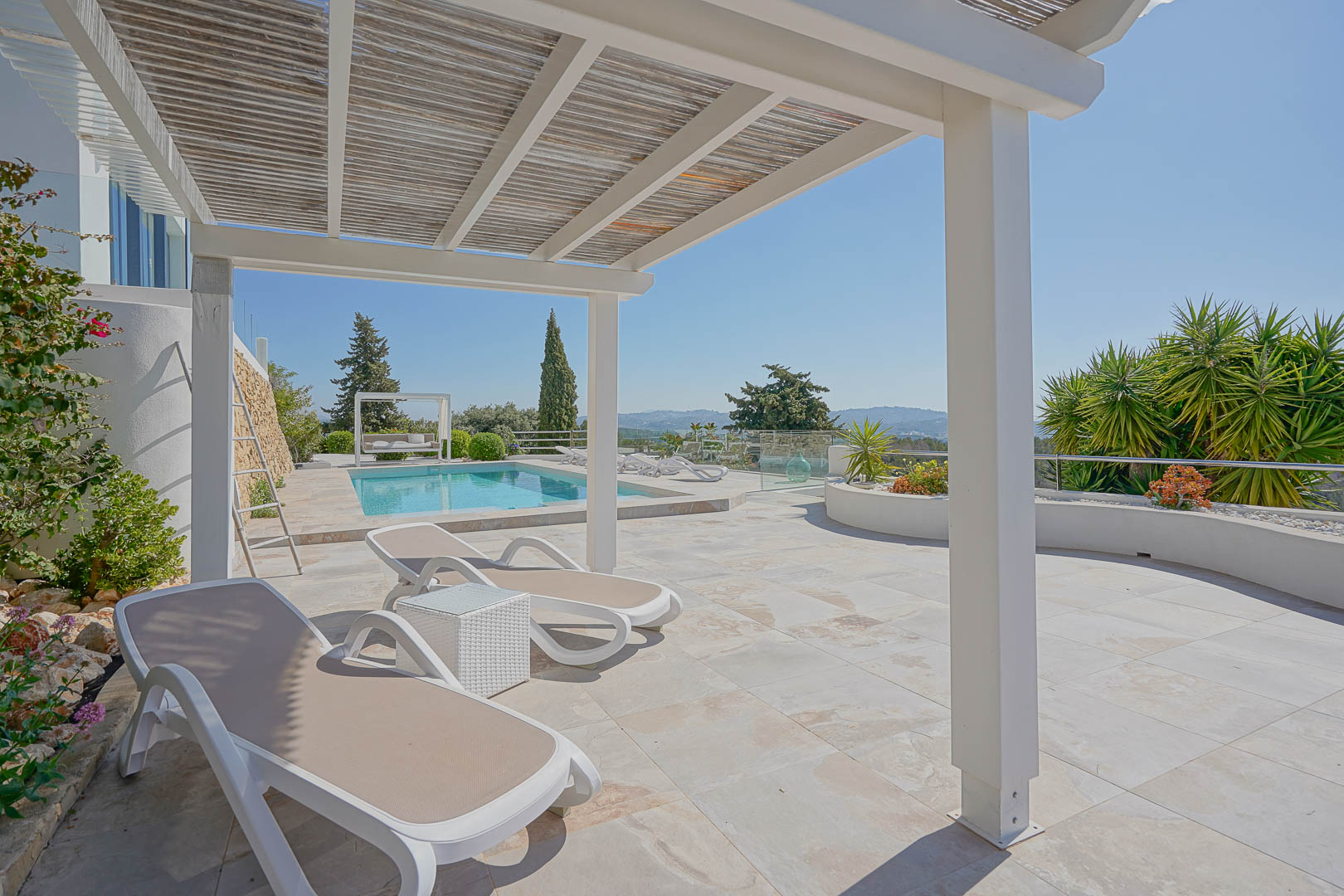 Terraza con pérgola y piscina