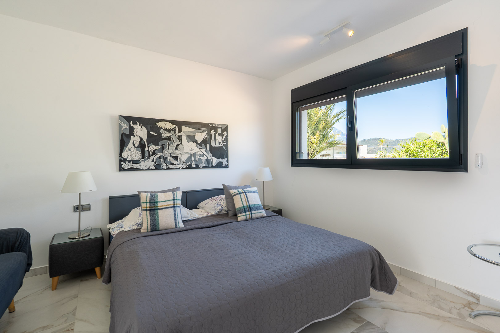 Dormitorio con vistas exteriores