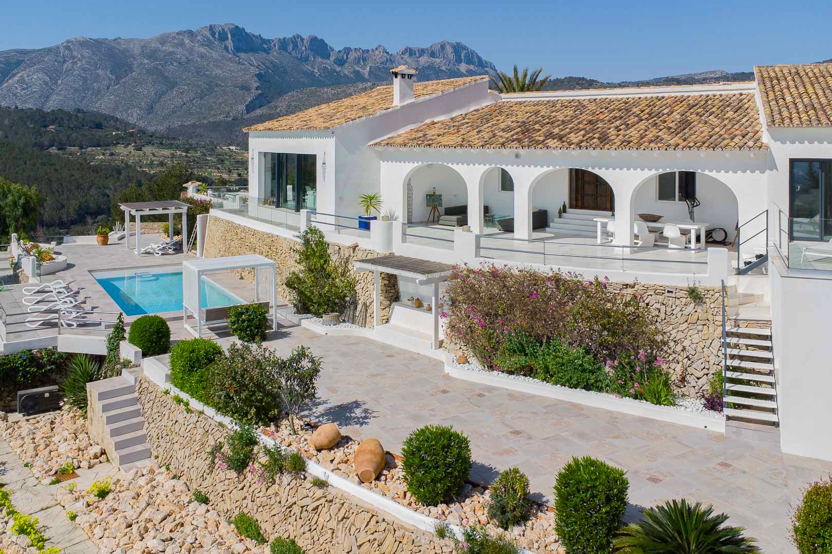 Exterior con terrazas y piscina