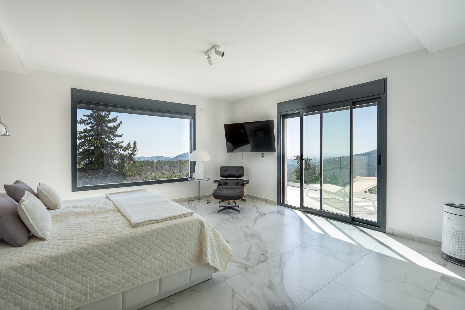Dormitorio con acceso a terraza
