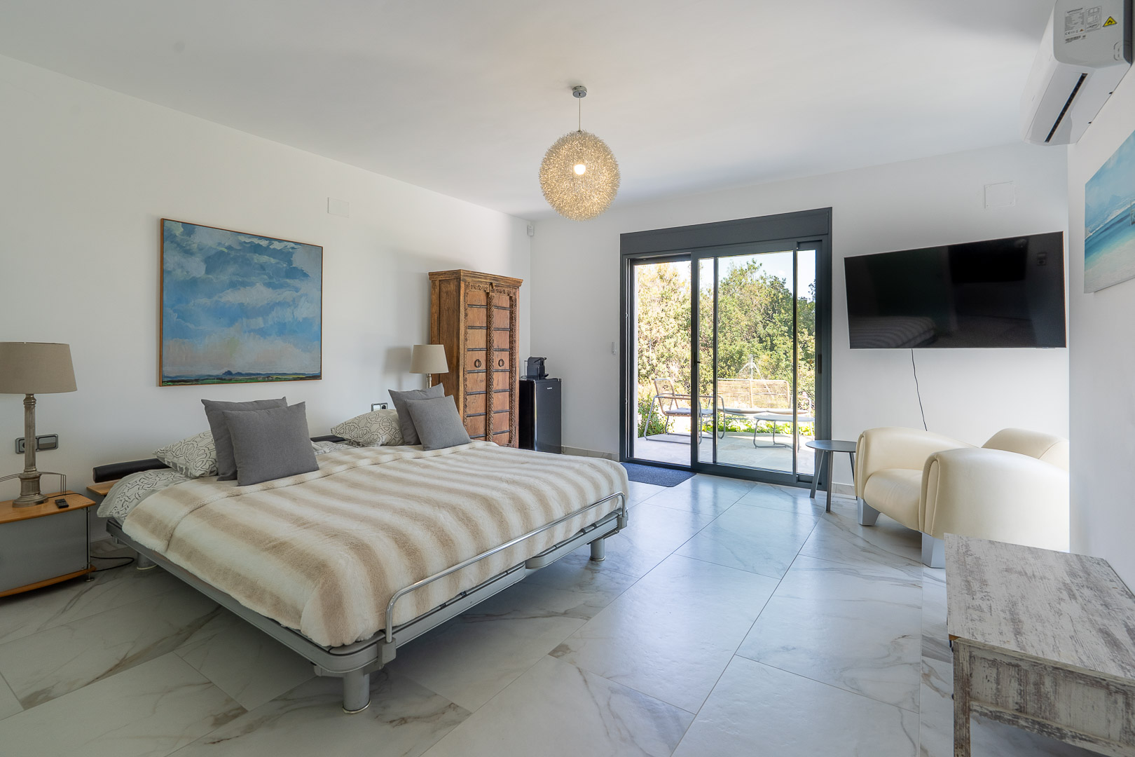 Dormitorio con acceso a terraza