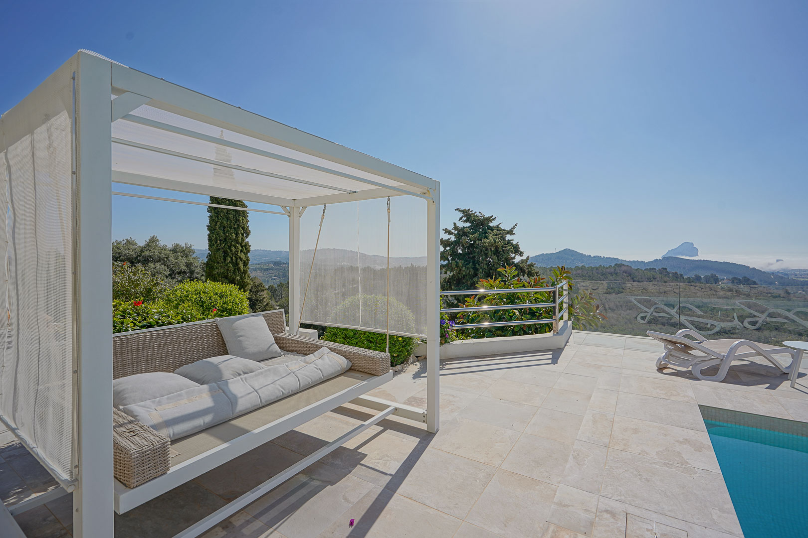 Terraza de la piscina con vistas