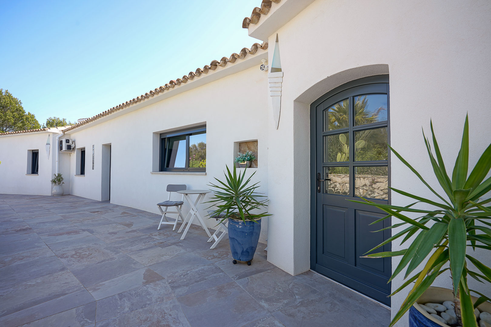 Terraza y fachada exterior