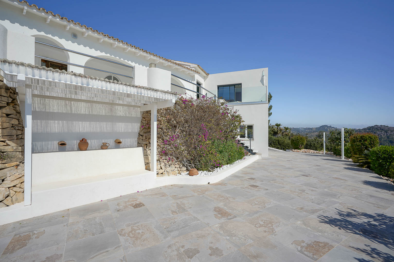 Terraza exterior y fachada