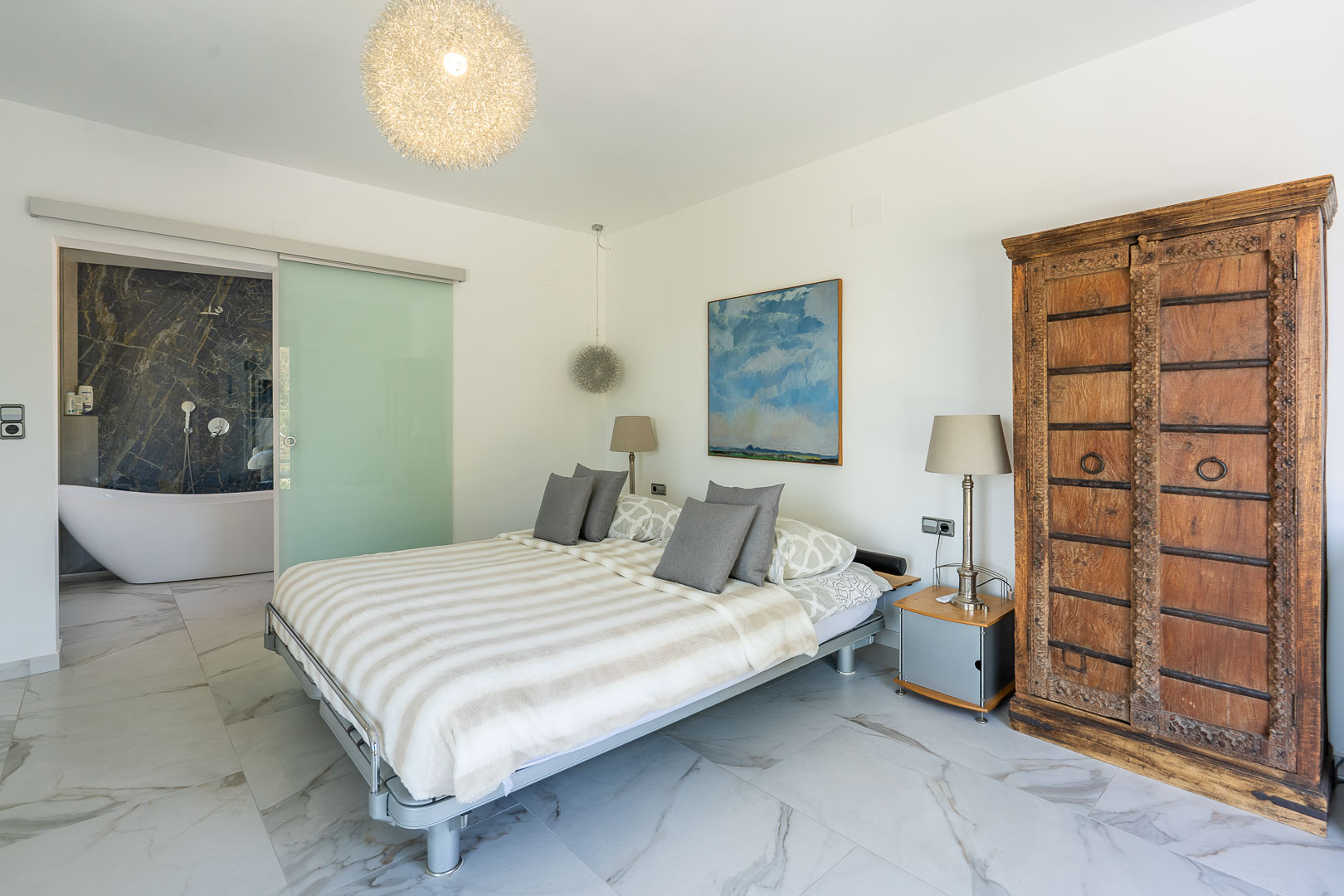 Dormitorio con baño en suite