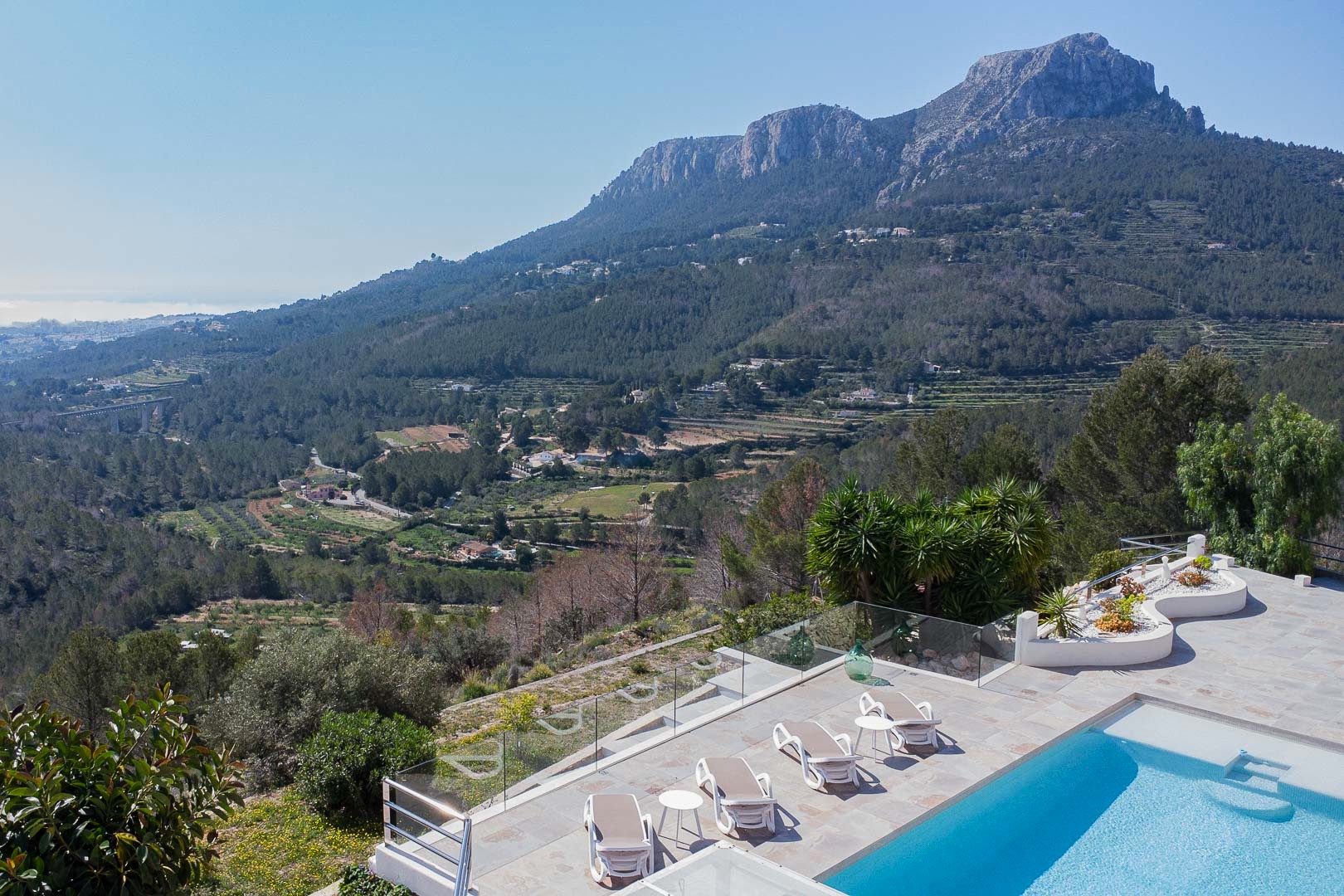 Terraza con piscina y vistas panorámicas