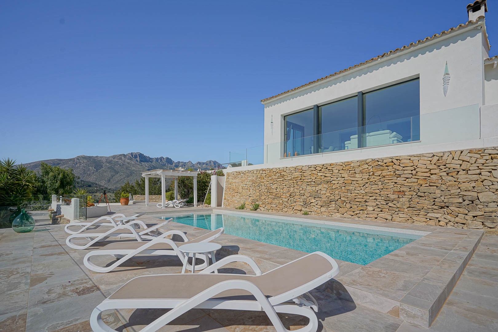 Piscina y terraza con vistas