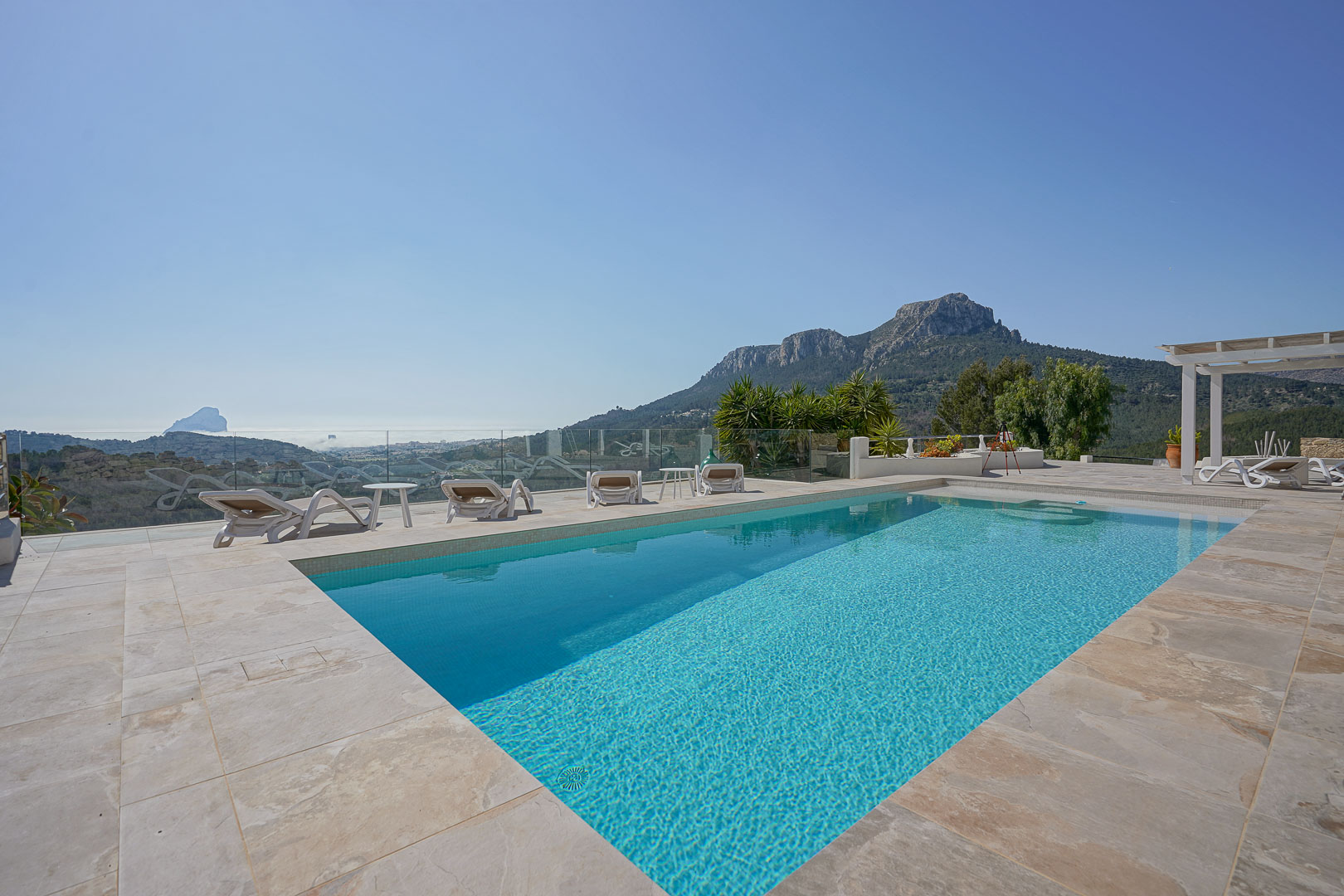 Piscina con vistas panorámicas