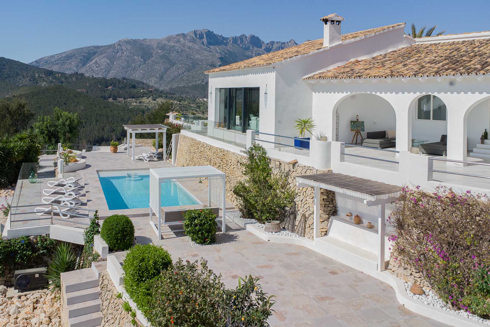 Exterior con piscina y terrazas