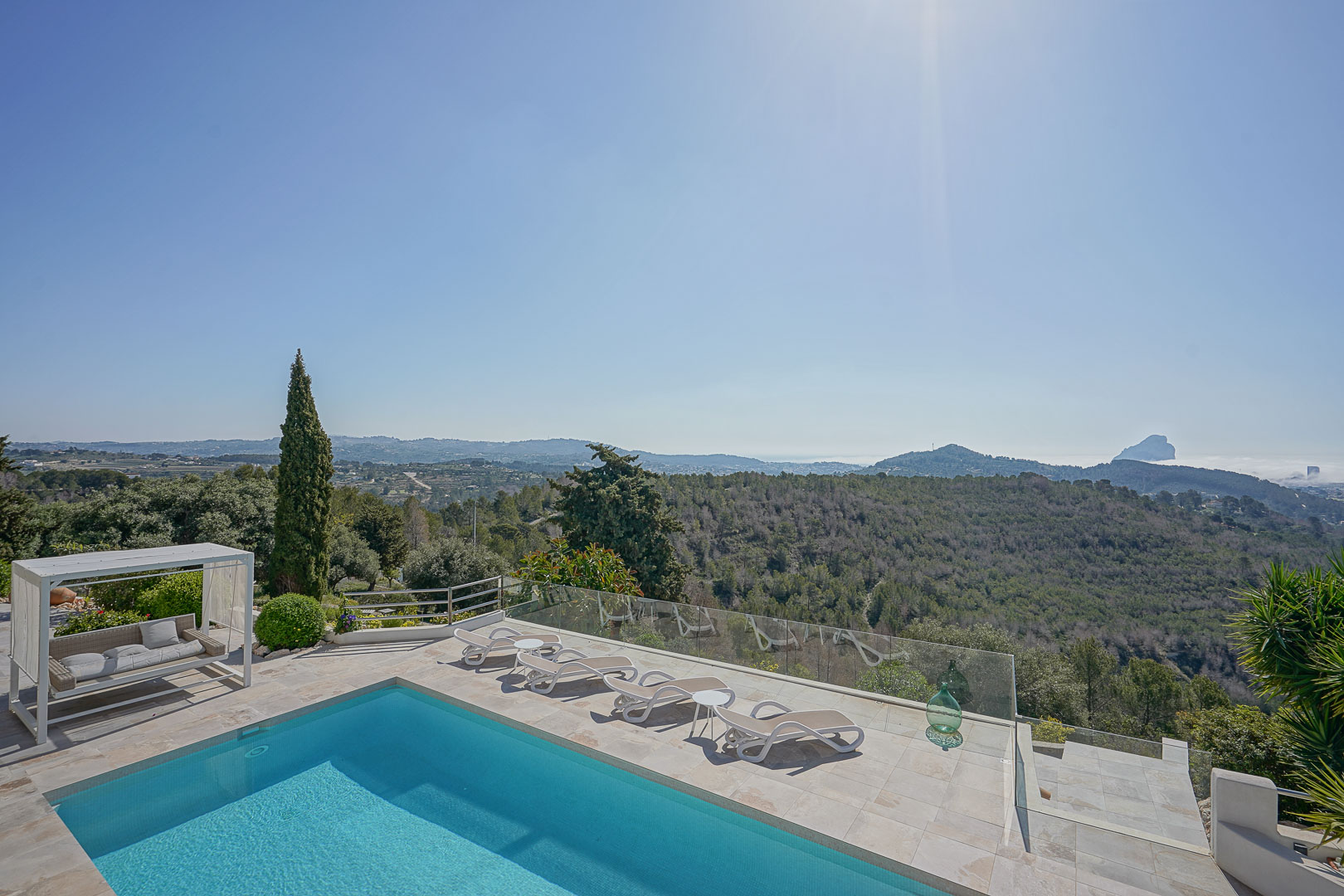 Terraza de la piscina con vistas panorámicas
