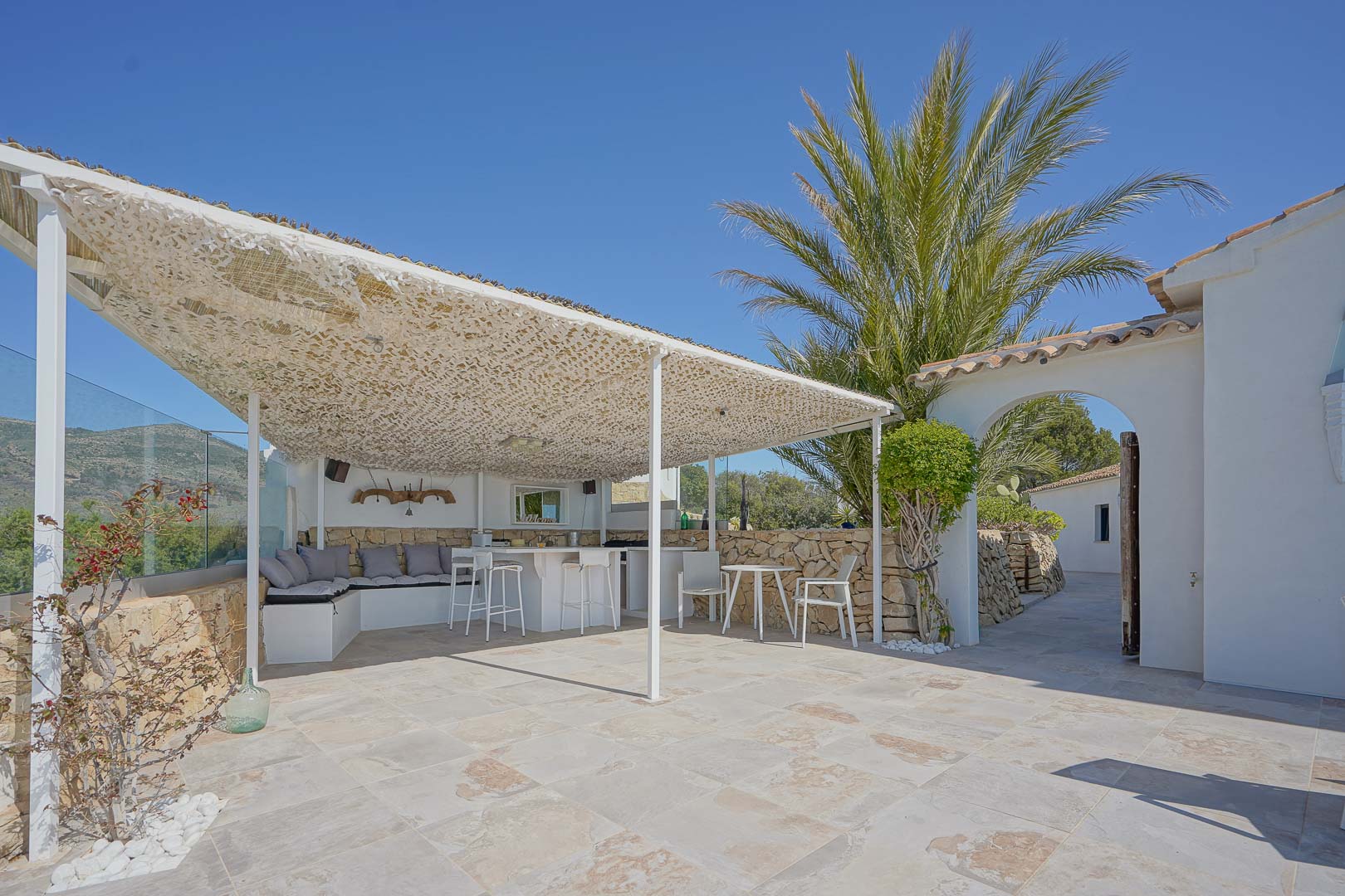 Terraza cubierta con cocina exterior