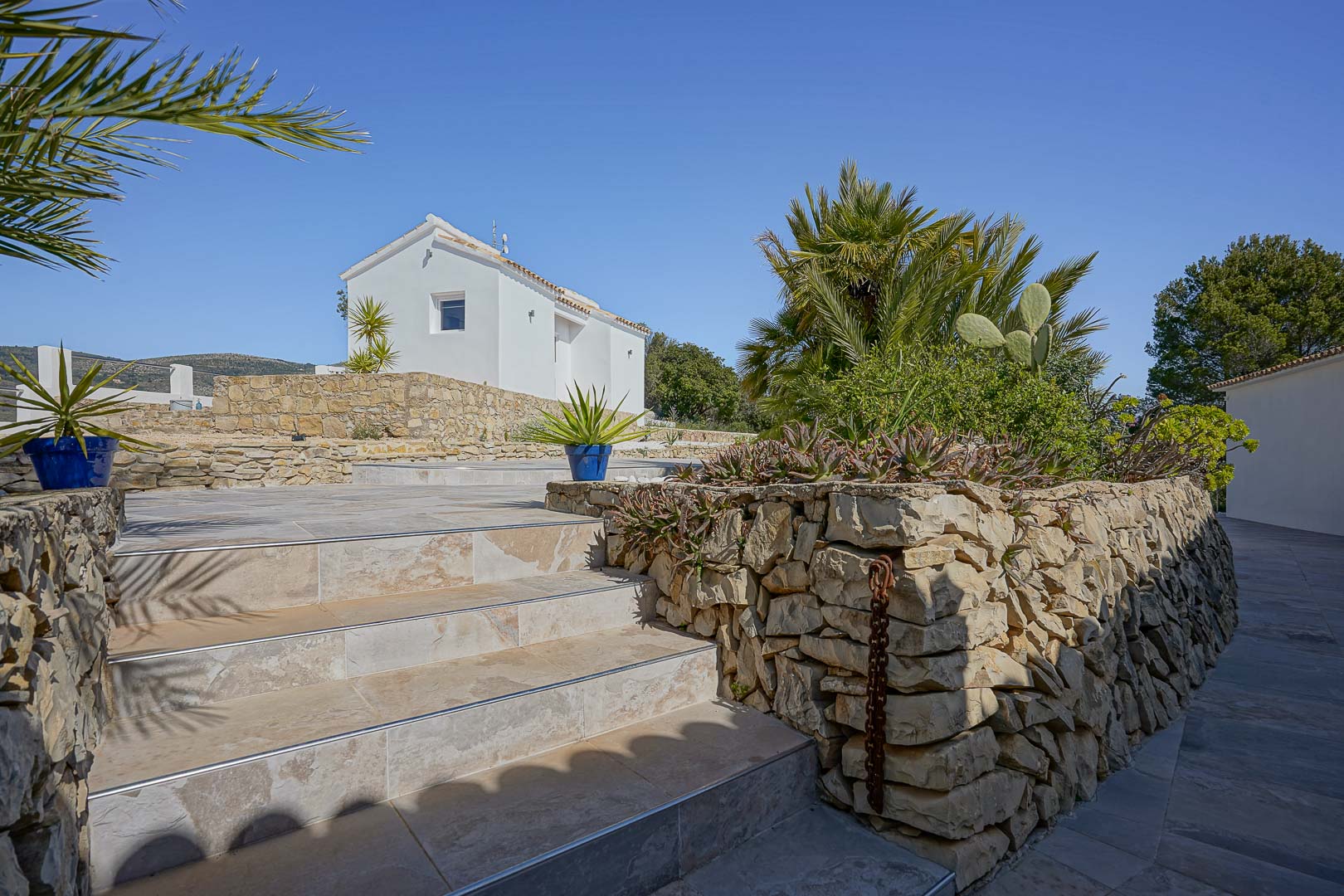 Terraza exterior y casa de invitados