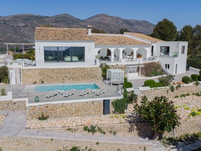 Exterior de la villa con piscina