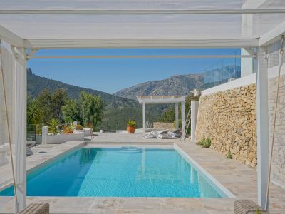 Piscina con vistas a la montaña