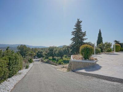 Camino de entrada y aparcamiento