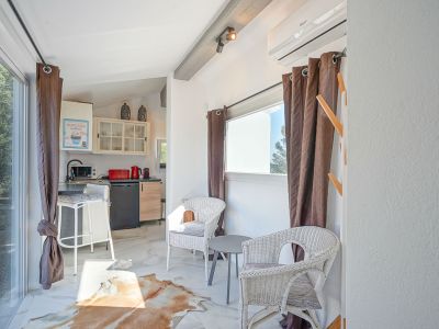 Casa de invitados: salón y cocina