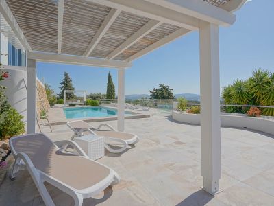 Terraza con pérgola y piscina