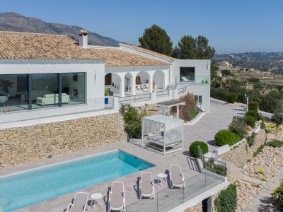 Exterior de la villa con piscina