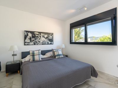 Dormitorio con vistas exteriores