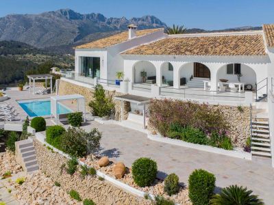 Exterior con terrazas y piscina