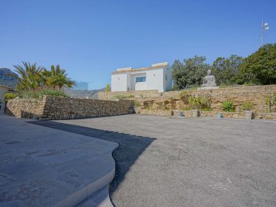 Aparcamiento y casa de invitados