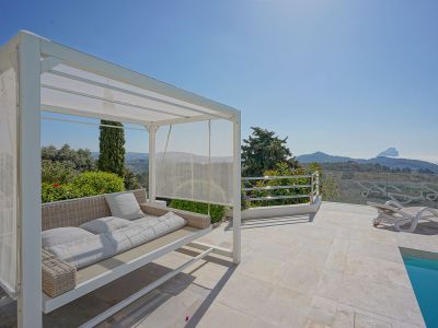 Terraza de la piscina con vistas
