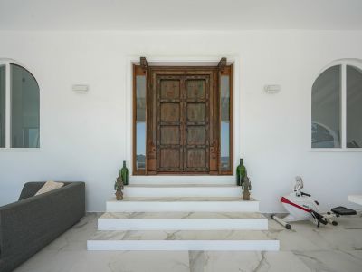 Entrada principal de la villa