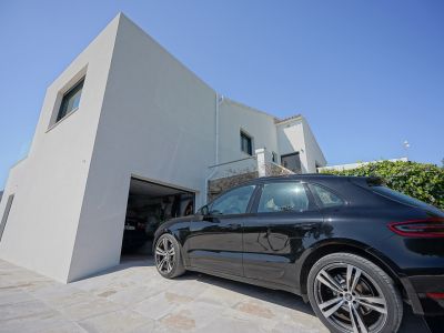 Garaje y entrada exterior