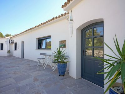 Terraza y fachada exterior