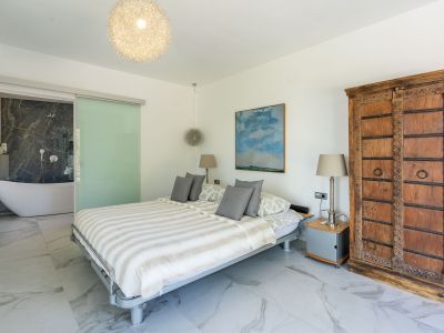 Dormitorio con baño en suite