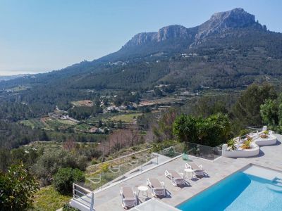 Terraza con piscina y vistas panorámicas