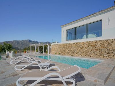 Piscina y terraza con vistas
