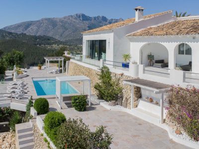 Exterior con piscina y terrazas