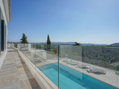 Terraza y piscina con vistas