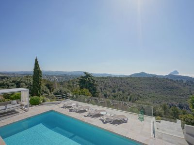 Terraza de la piscina con vistas panorámicas