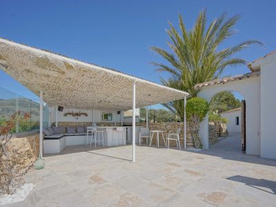 Terraza cubierta con cocina exterior