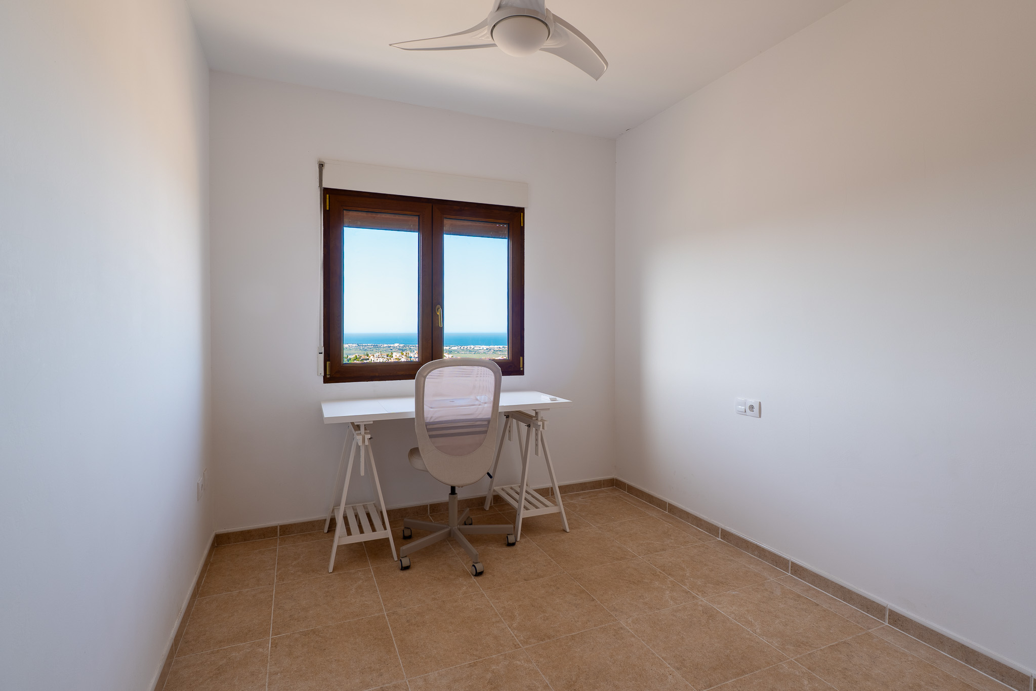 Dormitorio con vistas al mar