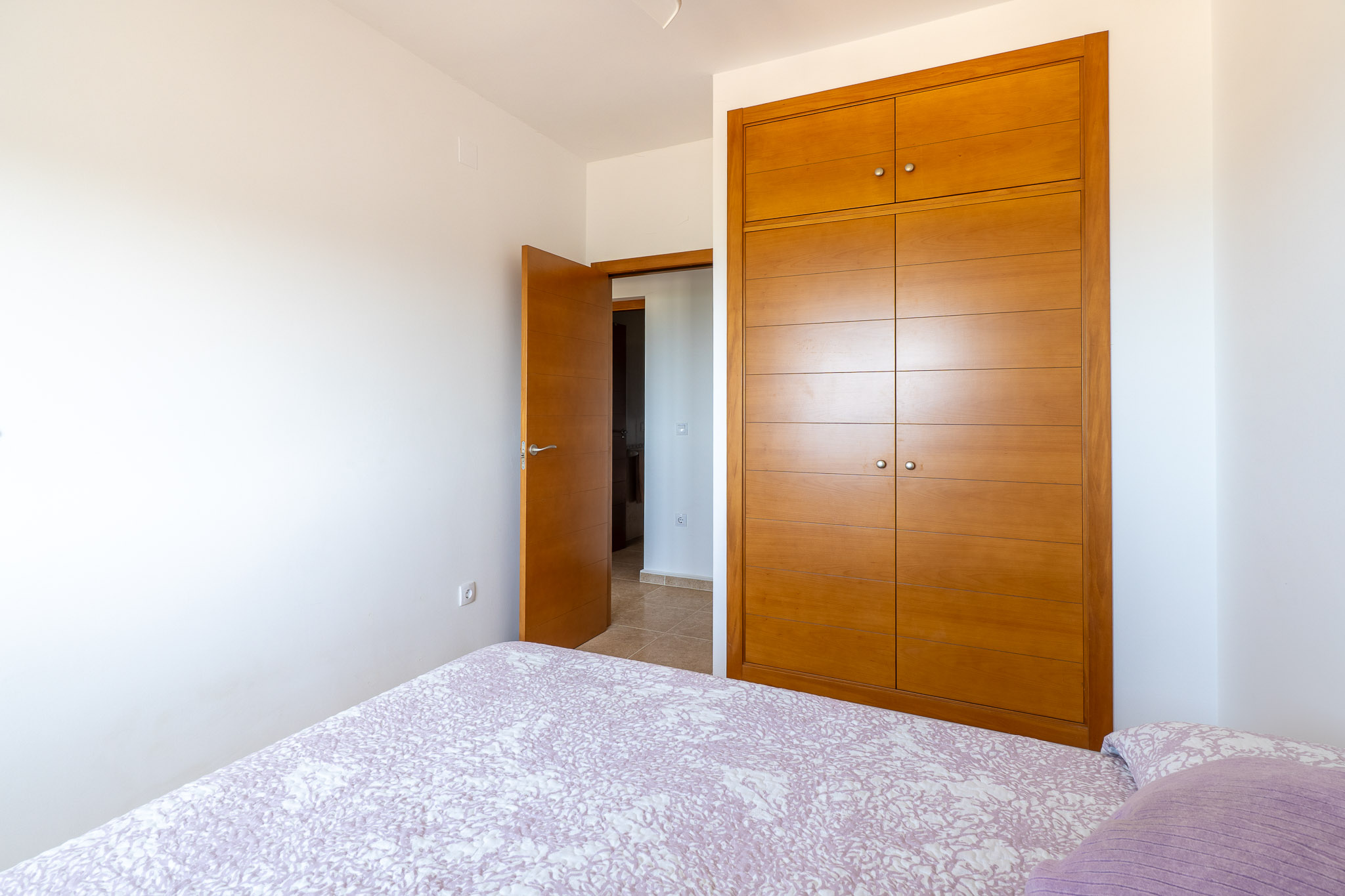 Dormitorio con armario empotrado