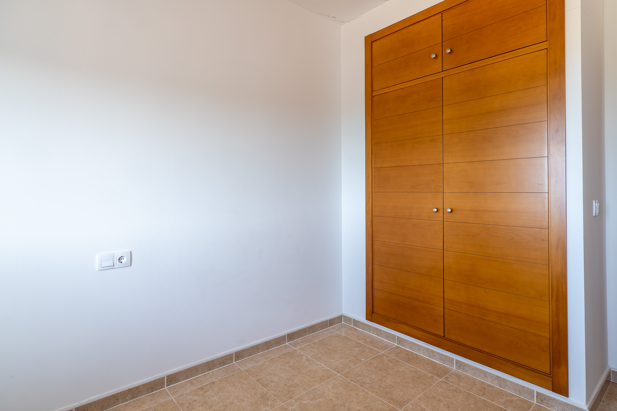 Dormitorio con armario empotrado