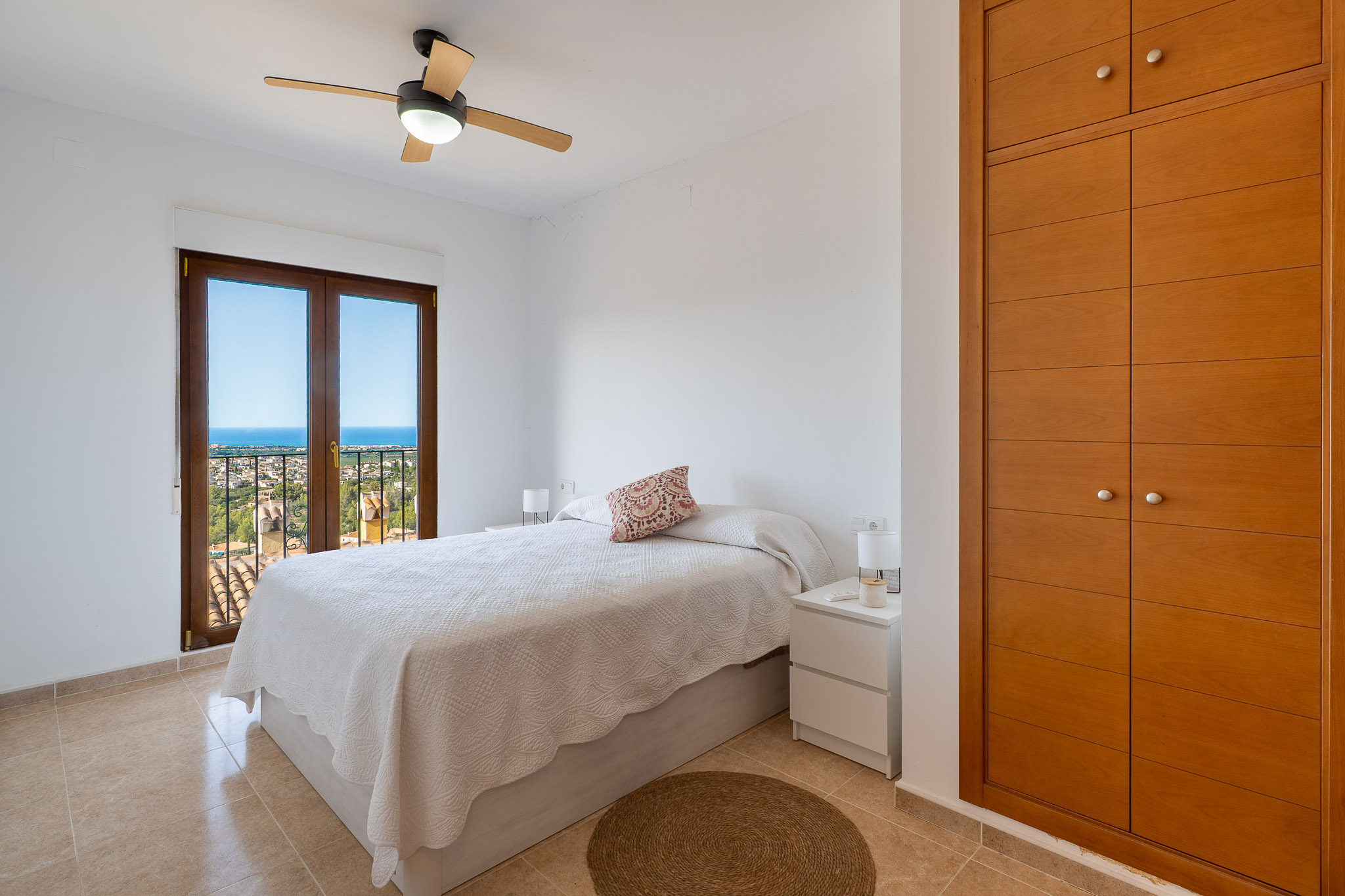 Dormitorio con vistas al mar