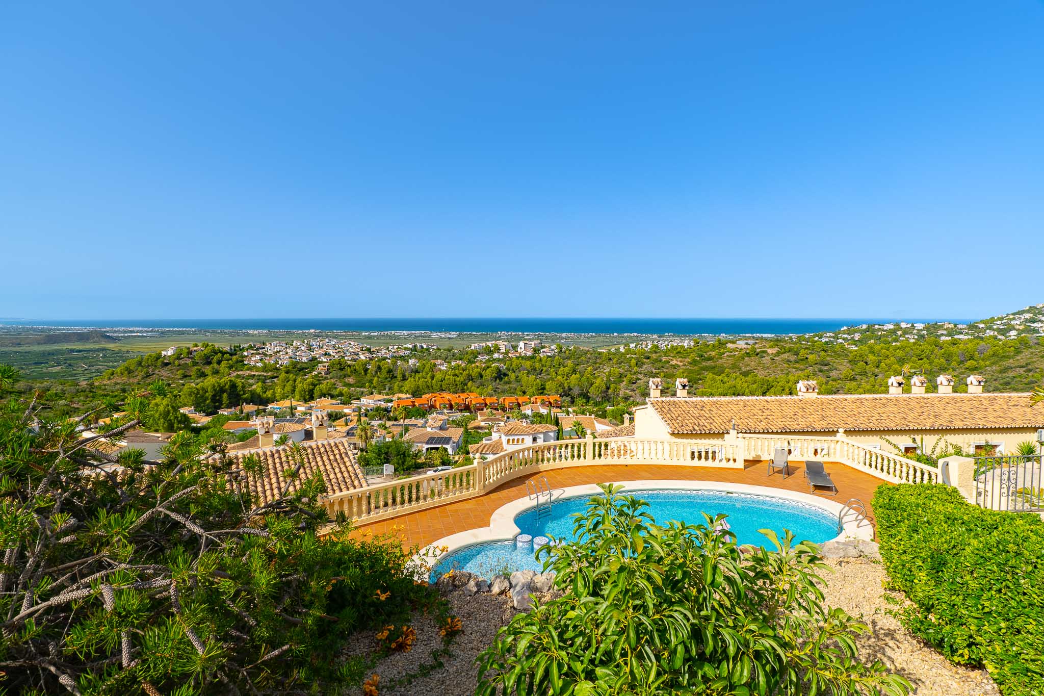 Piscina comunitaria con vistas al mar