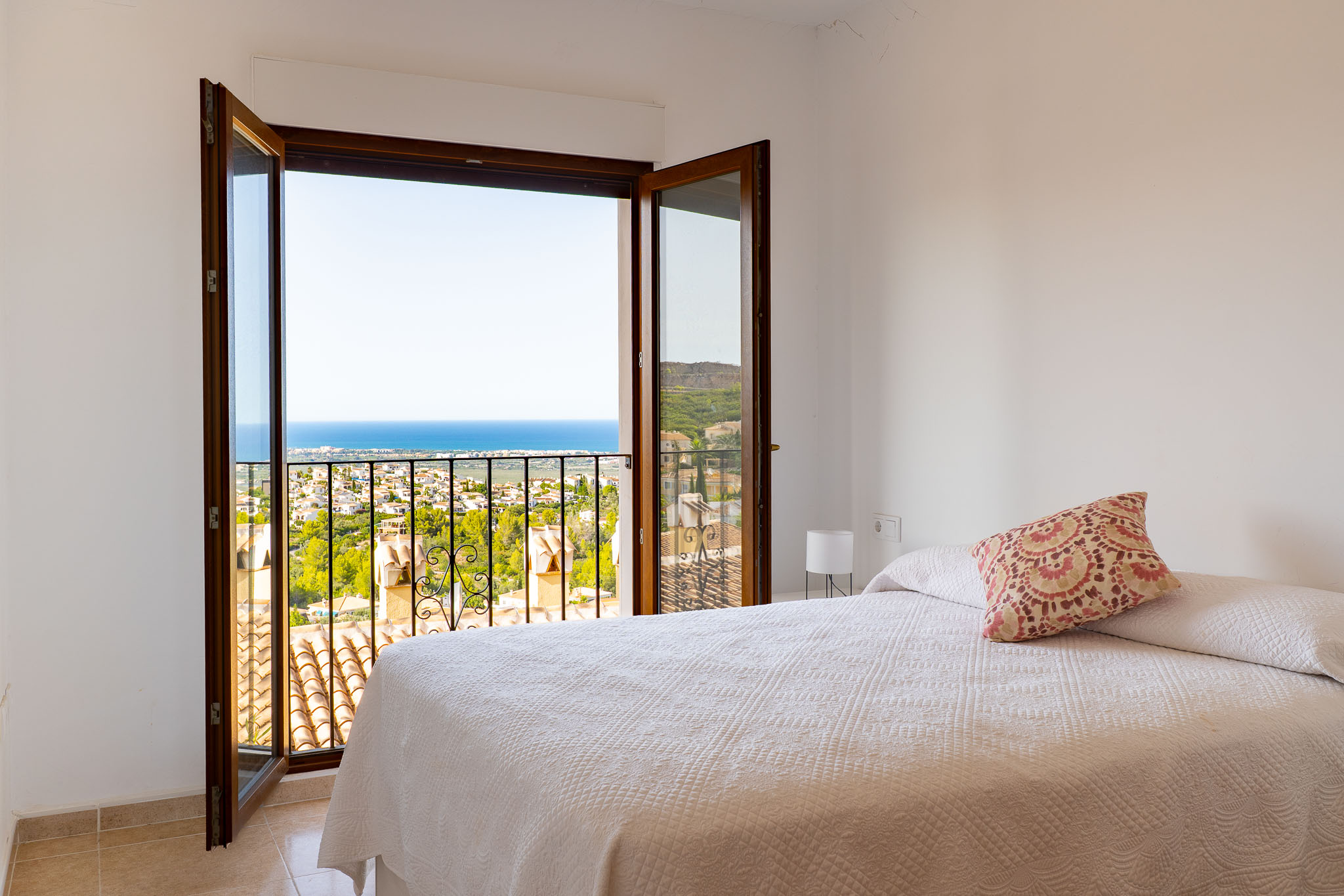 Dormitorio con vistas al mar