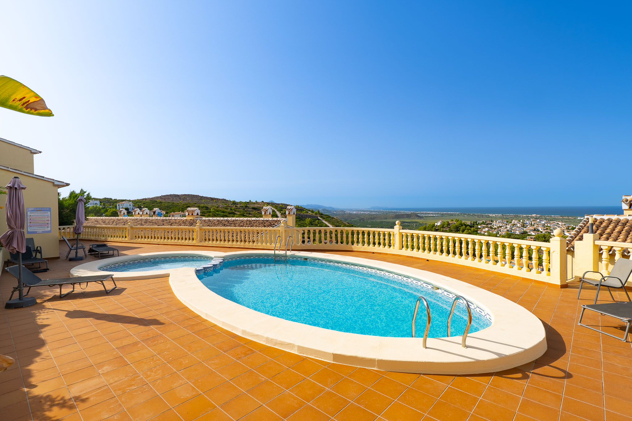 Piscina comunitaria con vistas al mar