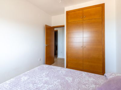 Dormitorio con armario empotrado