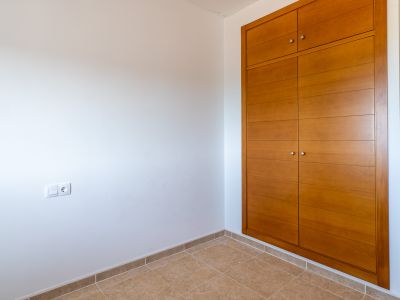 Dormitorio con armario empotrado