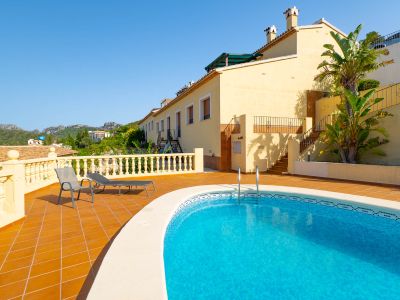 Piscina comunitaria y terraza