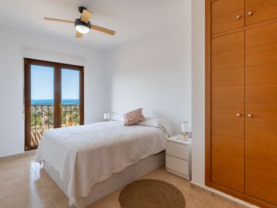 Dormitorio con vistas al mar