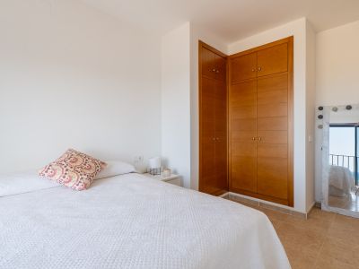 Dormitorio con armarios empotrados